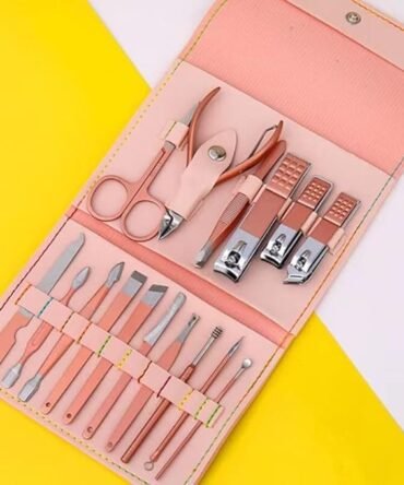 Manicure & Pedicure Kit (16 Pieces)
